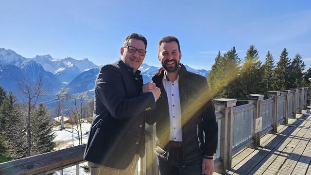 Foto: Sofia Pellegrini: Der amtierende Bürgermeister Simon Tschann (re) ist zu Gast in der Fernsehgondel vom Muttersberg bei "Gondoliere" Andreas Seeburger (li)