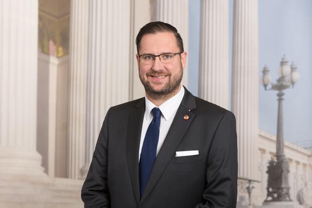 FPÖ-Generalsekretär Christian Hafenecker vermerkte in der Pressekonferenz, dass es bislang keine ausreichenden Maßnahmen gegen unkontrollierte Migration und Islamisierung gegeben habe. | Foto: Parlamentsdirektion/PHOTO SIMONIS