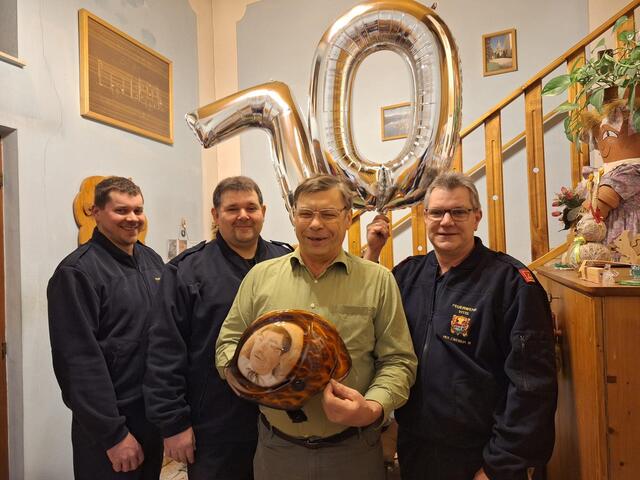 Jubilar Heinrich Anibas im Kreise der Gratulanten | Foto: FF Vitis