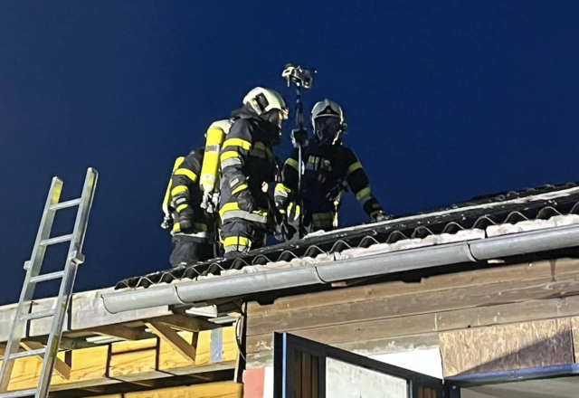 Durch einen kombinierten Innen- und Außenangriff konnten die Feuerwehren die Situation unter Kontrolle bringen. | Foto: Feuerwehr St. Paul im Lavanttal