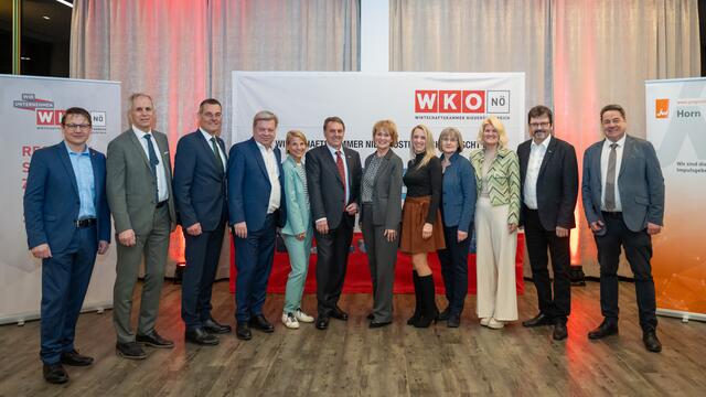 Landesinnungsmeister Gerald Kisser, Fachgruppenobmann Thomas Ableidinger, Bezirkshauptmann Stefan Grusch, Abg.z.NR Harald Servus, Moderatorin Kristina Sprenger, WKNÖ-Präsident Wolfgang Ecker, Bezirksstellenobfrau Margarete Jarmer, FIW-Bezirksvorsitzende Tanja Hofbauer, Bezirksstellenleiterin Sabina Müller, WKNÖ-Direktor-Stv. Alexandra Höfer, Bürgermeister Gerhard Lentschig, Bundesrat Klemens Kofler. | Foto: Emil Jovanov