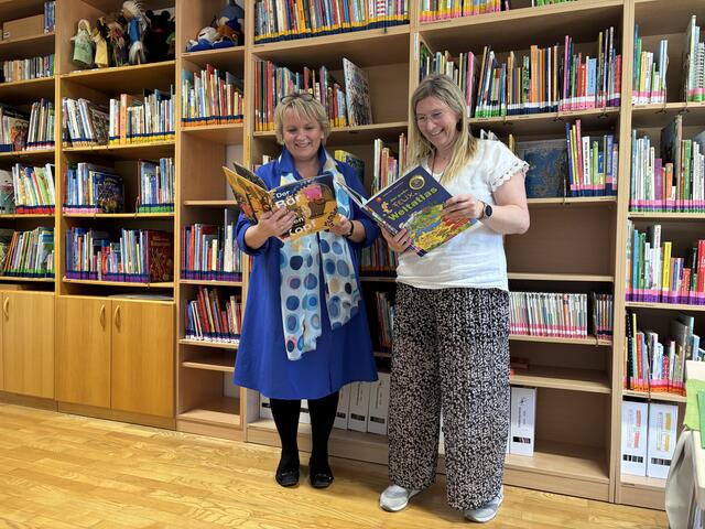 Nikola Neukamp und Sandra Huber kümmern sich in Oberalm gemeinsam mit fast 40 weiteren Pädagoginnen und Pädagogen um die Kinder im Kindergarten.  | Foto: Fabienne Gruber