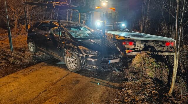 Am Montag am Abend prallte ein 37-jähriger Autofahrer in Ellmau gegen einen Baum und überschlug sich. Der Fahrer behauptete, ein Unbekannter sei gefahren und geflüchtet, doch die Suche ergab nichts.  | Foto: Zoom.Tirol