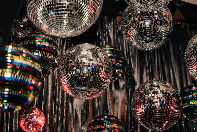 Gruppenkostüm aus Discokugeln und DJ | Foto: Matthew LeJune/unsplash