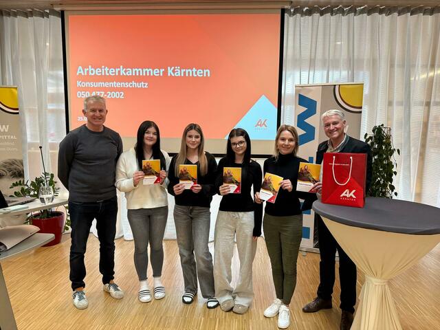 Schülergruppe mit Klassenvorstand, Referentin und Schulleiter
v.l.n.r.
Klassenvorstand und IT-Professor Mag. Richtard Krämmer (2AHW), Schülerinnen Lena Scherling, Larissa Aigner, Sophie Laßnig, Referentin Mag. Angelika Wurzer undSchulleiter Adolf Lackner | Foto: © hlwspittal 2024, Ambros