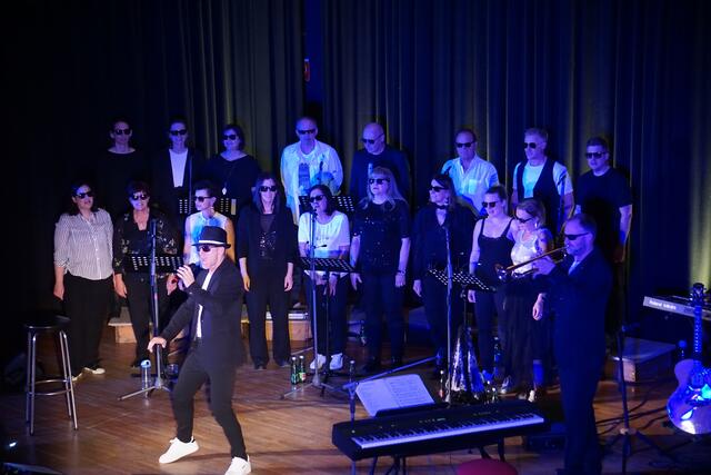 Heinz Lagler sorgt mit der Heli-family für ein stimmungsvolles Konzert in Brückl.  | Foto: Heli-family