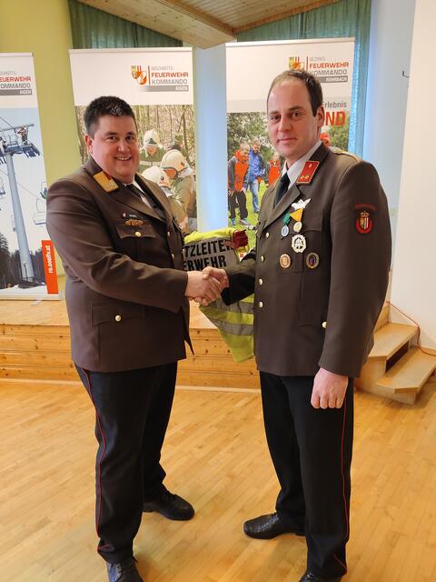 Der bisherige Kommandant Christian Simmel übergibt an den neuen Kommandant der FF Hinterschiffl, Stefan Höfler.   | Foto: FF Hinterschiffl