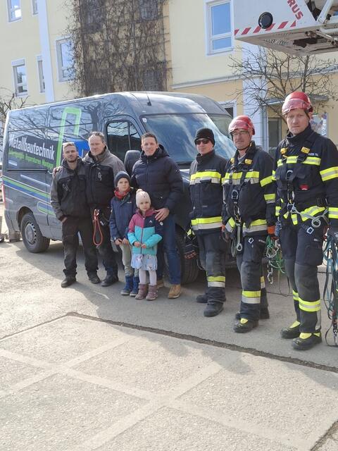 Die Feuerwehr half, die Metallkonstruktion der Firma Günter Trieb Metallbautechnik sicher zu installieren. | Foto: St. Michael