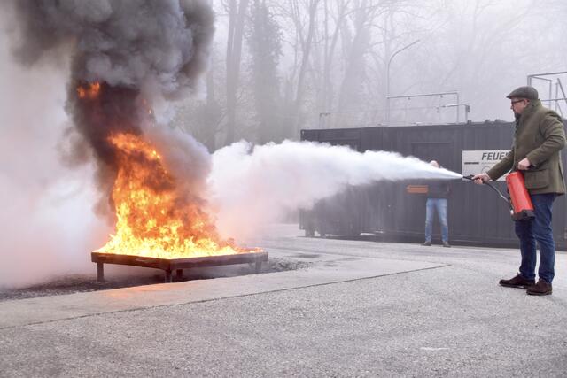 Der Umgang mit einem Feuerlöscher muss geübt werden.  | Foto: Stefan Schneider