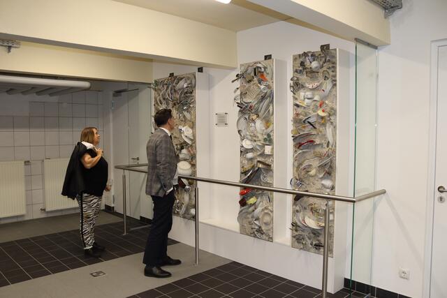 Im Raum, in dem das Gepäck abgestellt werden kann, finden sich Kunstwerke von Gerald Kurdoglu Nitsche.  | Foto: Elisabeth Zangerl 