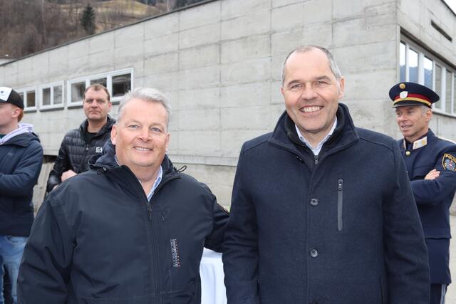 Markus Müller von der Firma Elektro Müller mit Reinhold Greuter, dem Direktoren der HAK und HLW Landeck.  | Foto: Elisabeth Zangerl 