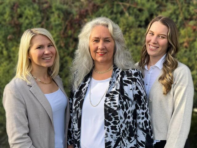 Das Familienunternehmen, bestehend aus: Chefin Silvia Brandstetter (Mitte) und ihren beiden Nichten Doris Brandstetter (re) und Anita Tackner-Brandstetter (li).  | Foto: Brandstetter