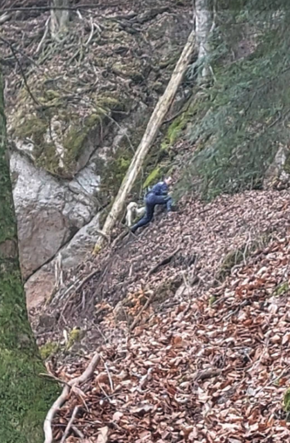 Polizist während der Rettungsaktion von Hund Winnie | Foto: Polizei Salzburg