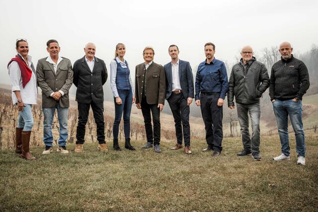 Rudolf Höller (Bildmitte) mit seinem FPÖ-Team Irina und Armin Paulus-Stiller, Peter Schalk, Nicole Thürnau, Horst Grabenwarter, Kai Thürnau, Josef Hausegger und Rene Zmugg. | Foto: privat