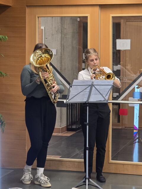 Enya Pucher und Magdalena Nußbaumer begleiten das HLW Kulinarium 2025 stimmungsvoll! | Foto: (c) hlwspittal 2025