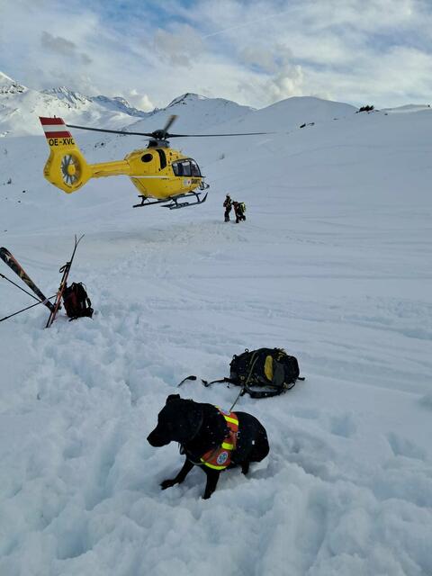 Ein Lawinenabgang im Gipfelbereich des Gamskarkogels (2.467 Meter) löste Montagnachmittag einen größeren Einsatz aus. | Foto: Bergrettung/Gollner
