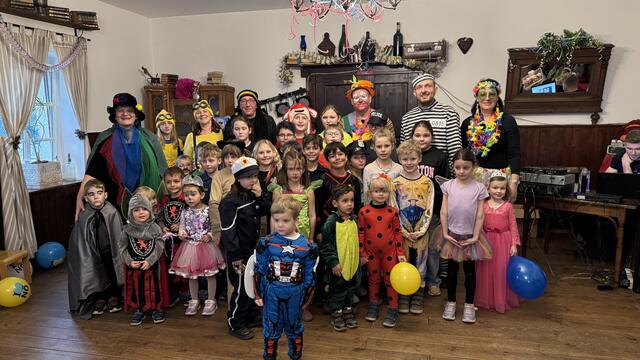 VizeBGM Erika Zeh, Clara und Bettina Kocevar, Obmann GR Franz Ambichl , DJ Pokemon, GGR Michael Filz und GR Michaela Waxenegger mit einigen am Kinderfasching teilnehmenden begeisterten Kindern. | Foto: NÖAAB Pyhra-Wald