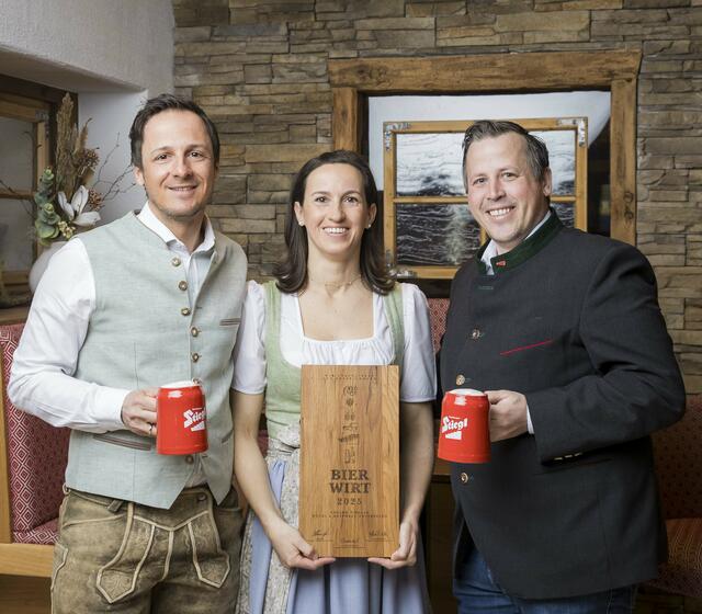 Die neuen „Wirtshausführer Bierwirte des Jahres“ in Salzburg heißen Julia und Eduard Ziegler. Überreicht wurde die Auszeichnung von Stiegl-Bierversilberer Bernhard Reiter (rechts im Bild). | Foto: Neumayr/Leopold