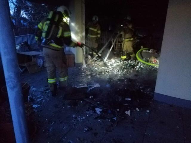 Einsatzkräfte der Freiwilligen Feuerwehr Rinn bei der Brandbekämpfung. | Foto: FF Rinn