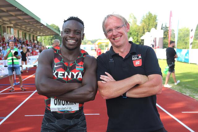 Der Schärdinger Klaus Angerer organisiert das Int. Josko Laufmeeting. Hier am Bild mit Ferdinand Omanyala. | Foto: Maringer