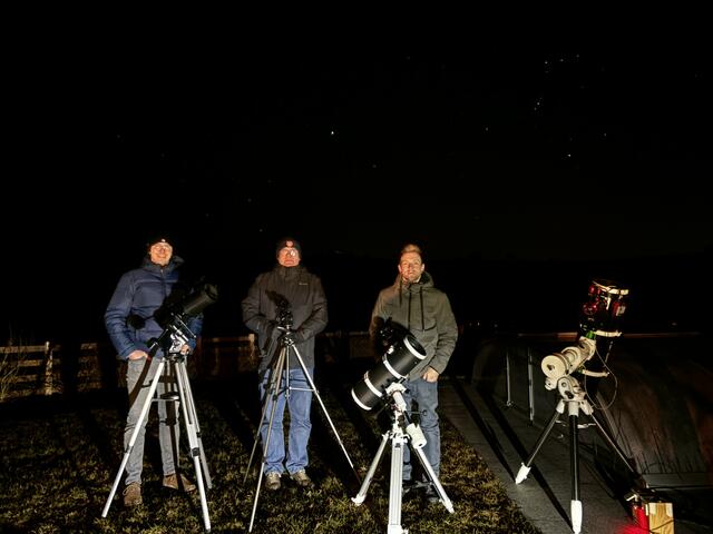 Wenn klare Nächte atemberaubende Blicke in den Nachthimmel bescheren, sind Rudi Beer, Bernd Dapprich und Alex Gschöpf startklar. | Foto: Dietl-Schuller