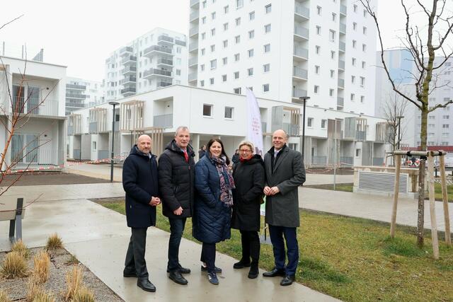 v. l.: Paul Steurer (WIGEBA), Karl Gasta (Bezirksvorsteher-Stellvertreter Donaustadt), Kathrin Gaál (Vizebürgermeisterin und Wohnbaustadträtin), Karin Ramser (Direktorin Wiener Wohnen) und Roland Böhm in der Berresgasse. | Foto: Stadt Wien/Martin Votava