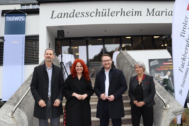 Die Einweihung des generalsanierten Landesschülerheimes „Mariannhill" in Landeck. Im Bild zu sehen sind von links: Edgar Gmeiner (Kaufmännischer Geschäftsführer TIGEWOSI), Landesrätin Cornelia Hagele, LH-Stv. Philip Wohlgemuth und Martina Bombardelli (Direktorin der TFBS Landeck). | Foto: Elisabeth Zangerl 