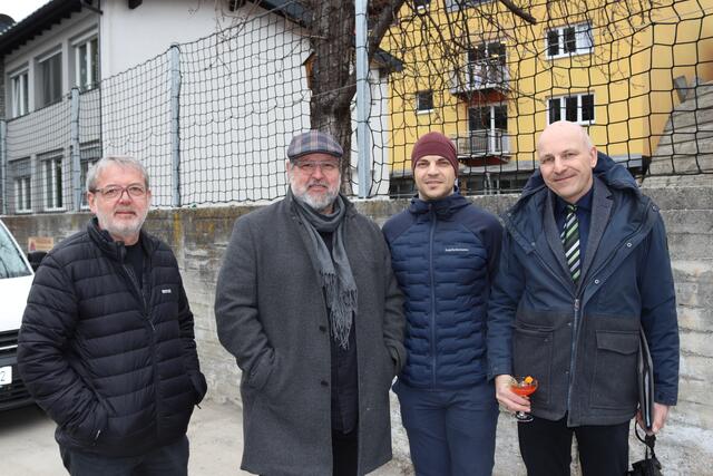 Martin Gamper und Dietmar Ewerz (teamk2 architects) mit Jürgen Schuler (Baufirma AT-Thurner Bau) sowie der Bauleiter der TIGEWOSI, Matthias Rietzler.  | Foto: Elisabeth Zangerl 