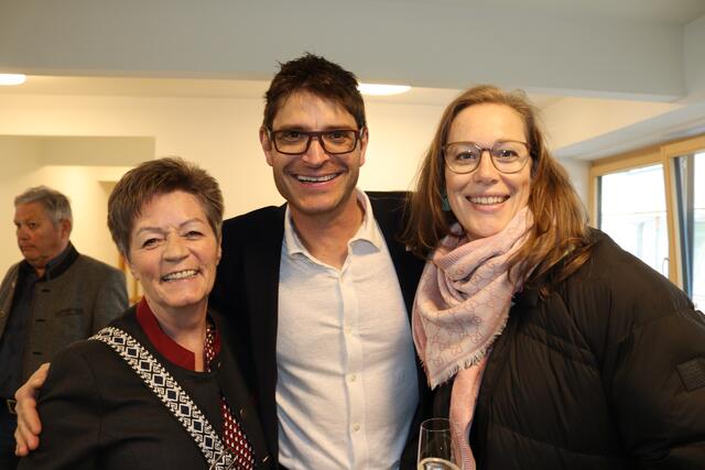 Johanna Ruetz und Nicole Heymich sind vom Förderverein der Tiroler Fachberufsschule für Tourismus und Handel, mit im Bild ist der Obmann der WK Landeck, Michael Gitterle.  | Foto: Elisabeth Zangerl 