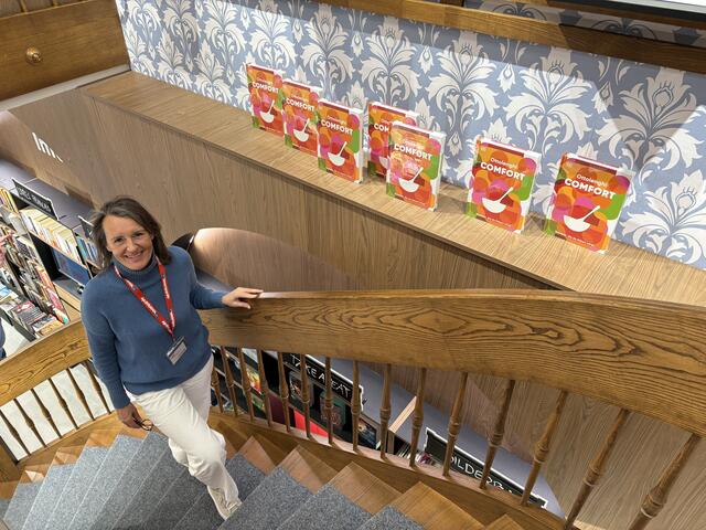 Roswitha Fuchs arbeitet seit 36 Jahren in der Buchhandlung Höllrigl.  | Foto: Lisa Gold