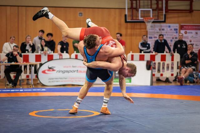 Markus Ragginger (im blauen Dress) mit einer herrlichen Aktion im Finalkampf. | Foto: A.C. Wals