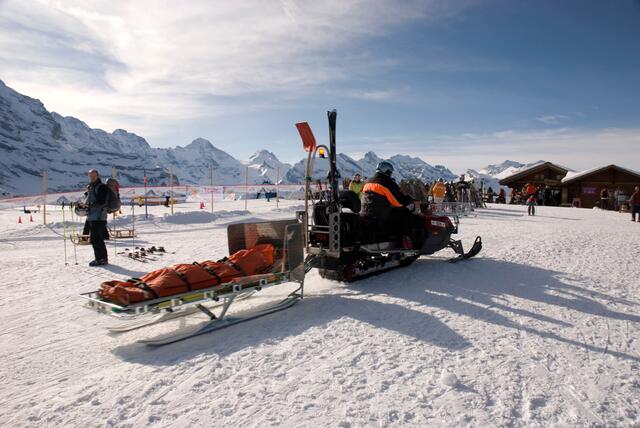 Der Skilehrer musste von der Pistenrettung mittels Ski-Doo ins Tal gebracht werden. (Symbolfoto) | Foto: stock.adobe.com/at/forcdan