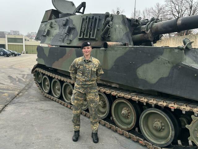Nun Wachtmeister und derzeit einzig aktive Geschützführerin Österreichs auf der Haubitze M109 (die schwerste Waffe des Bundesheeres) ist die Altruppersdorferin Lisa Schwarzl.  | Foto: Thiem/MeinBezirk