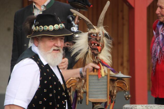 Die unterschiedlichsten Teufelsgeigen sind wahre Handwerkskunst. | Foto: MeinBezirk/Hofmüller