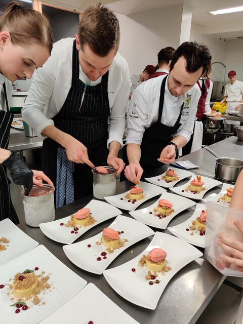 Meister in der Küche
David Traun (mit Partnerin Laura, li.) und HLW Küchenmeister Philip Jost (re.) | Foto: (c) hlwspittal 2025