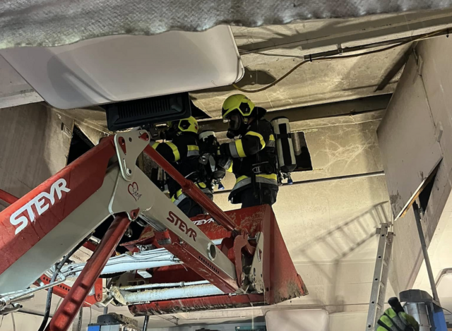 In weiterer Folge wurden zudem noch einzelne Glutnester kontrolliert. | Foto: Feuerwehr St. Paul im Lavanttal