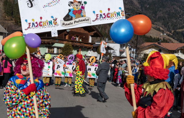 Unter dem Motto "Rante Putante – Sillianer Fasching" wird ein bunt gemischtes Programm angeboten. | Foto: Osttirol-Fotos/Toni Ausserlechner