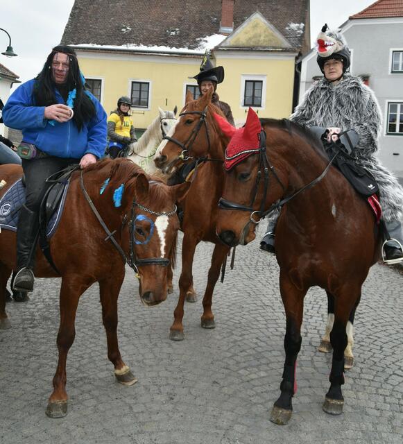 Originell kostümierte Reiter des Reitvereins Thayatal waren beim Faschingsritt
in und durch Drosendorf unterwegs.  | Foto: Reitverein Thayatal