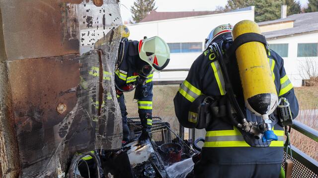 Die Stadtfeuerwehr Oberwart rückte zu einem Terrassenbrand aus. | Foto: Bezirksfeuerwehrkommando Oberwart/Alexander Flaschberger