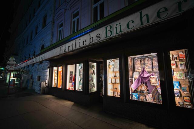 Für die Zukunft wünscht sich die Autorin jemanden, der die Buchhandlung übernehmen würde.  | Foto: Jonas Flattinger