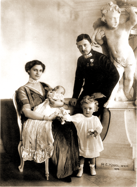 Der Thronfolger Erzherzog Karl mit seiner Gattin Zita und den Kindern Otto und Adelheid im Schloss Hetzendorf 1914. | Foto: Boousska