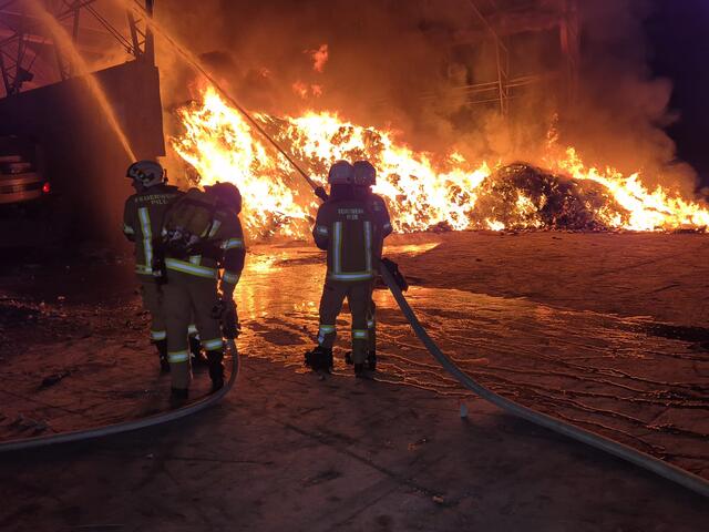 Die Feuerwehr hatte in Pill alle Hände voll zu tun.  | Foto: ZOOM-Tirol