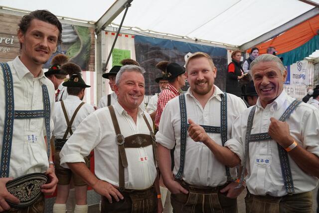 Matthias Kaml (2. v. l.) mit drei weiteren Wagrainer Plattlern beim Weltrekordversuch in St. Johann im letzten Jahr. | Foto: Nicole Hettegger