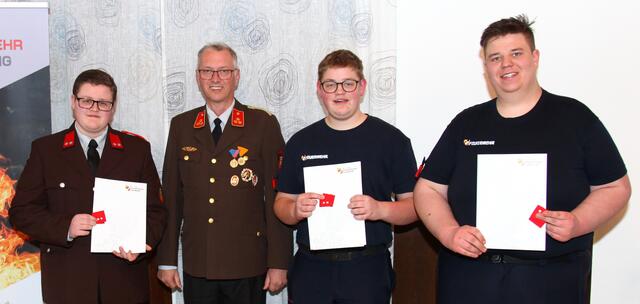 Von links: Marcel Kastl, Martin Hildner, Jonas Kastl und Lukas Riepl mit Beförderungsdekreten. | Foto: FF Pürstling 