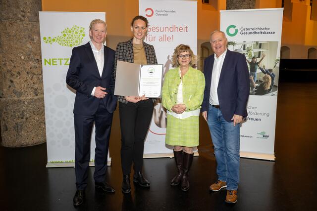 Peter McDonald (ÖGK), Maike Werwer und Gertraud Pichler (Barmh. Schwestern GmbH) und Werner Salzburger (ÖGK, v.l.n.r.) | Foto: ÖGK/APA-Fotoservice Lechner