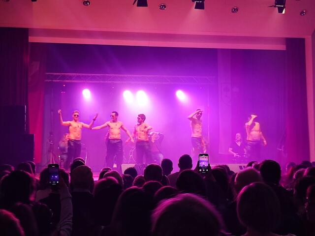 Die Imitation der Menstrip-Gruppe Sixxpaxx sorgte für schallendes Gelächter beim Wintergaudifest.