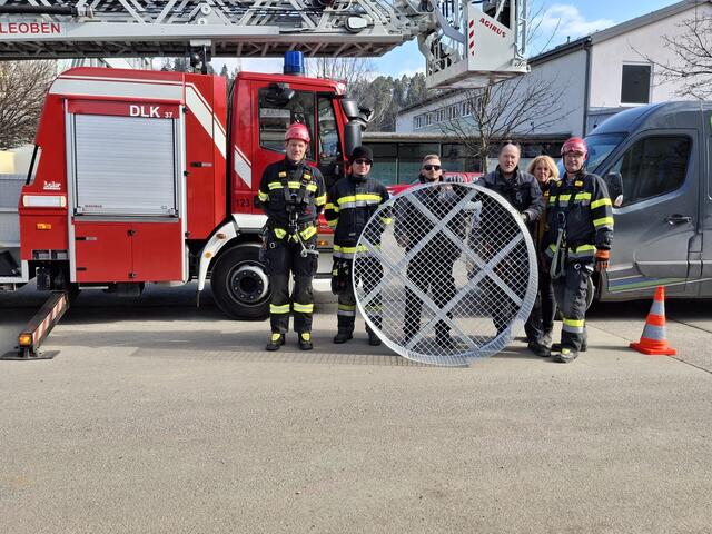 Die Feuerwehr half der Gemeinde St. Michael, die Metallkonstruktion der Firma Günter Trieb sicher zu installieren. | Foto: St. Michael