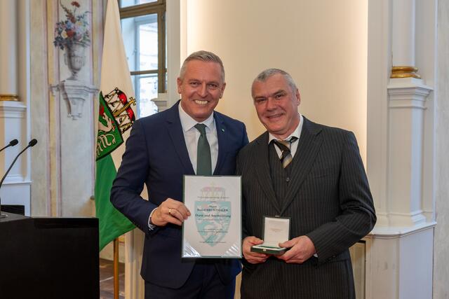Rudolf Brunthaler (Bühnen Graz) wurde von LH Mario Kunasek ausgezeichnet. | Foto: Land Steiermark/Robert Frankl