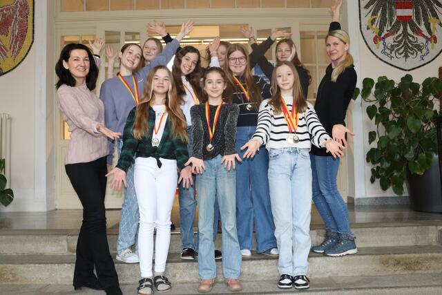 GYM Oberschützen-Direktorin Ingrid Weltler-Müller (l.) und Choreografin Carina Schuch (r.) freuten sich mit den erfolgreichen Tänzerinnen. | Foto: GYM Oberschützen