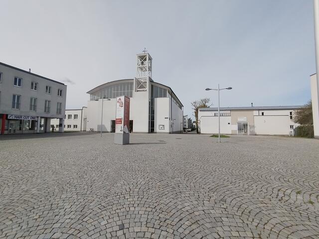 Der Tesarekplatz mit der Kirche. Hier fehlt es an Grünraum. | Foto: Grätzllabor Favoriten